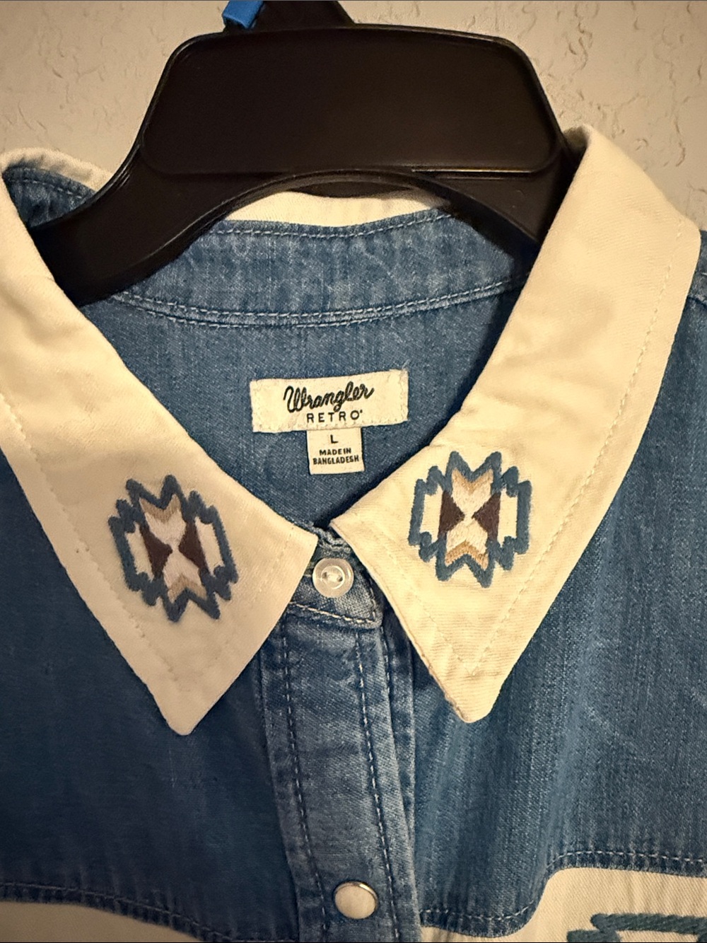 Wrangler Blue Denim Sleeveless Button-Front Shirt with Cream Collar - Picture 2 of 2
